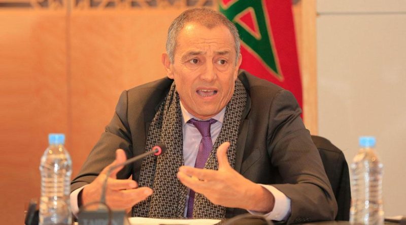 Site Alarab TV avec MAP Le Conseil économique, social et environnemental (CESE) a appelé, mardi à Casablanca, à procéder à une évaluation d’étape du chantier de la régionalisation avancée, pointant du doigt l’inefficacité des efforts consentis à réduire les inégalités territoriales et sociales ». Présentant les résultats de l’avis du CESE intitulé « Pour un développement harmonieux et inclusif des territoires: les inflexions majeures », le président du Conseil, Ahmed Reda Chami a indiqué que huit années après l’amorcement de la mise en œuvre du chantier de la régionalisation avancée, des avancées notables ont été enregistrées en matière de décentralisation ainsi qu’en termes de modernisation des structures de l’Etat. “Les réformes engagées dans le cadre du chantier de la régionalisation avancée expriment la volonté des pouvoirs publics de doter le pays d’une organisation territoriale capable de relever les nouveaux défis du développement et de répondre efficacement aux attentes des citoyens”, a souligné M. Chami, notant que néanmoins, le modèle actuel de gouvernance territoriale apparaît, à l’épreuve de l’analyse et de l’appréciation des acteurs et experts auditionnés, encore loin de l’ambition de faire des territoires ‘‘un lieu d’ancrage du développement’’. “Les efforts consentis peinent encore à atteindre l’impact escompté aussi bien en termes de réduction des inégalités territoriales et sociales qu’en termes de contribution des régions à l’édification de la richesse nationale”, a-t-il relevé. Il a dans ce sens pointé du doigt une « territorialisation inaboutie de l’action publique » en raison notamment du « chevauchement des compétences » des collectivités territoriales et de leurs capacités opérationnelles limitées. Figurent également parmi les dysfonctionnements les plus significatifs énumérés par le CESE, la « multiplicité des intervenants » dans l’écosystème territorial et l’insuffisance de convergence de leurs actions, obérant la performance de l’investissement public consenti, ainsi qu’une lenteur dans la mise en œuvre effective de la charte de la déconcentration administrative, privant les acteurs territoriaux des capacités humaines, techniques et financières nécessaires à l’exécution efficace et efficiente de leurs attributions. “Rabat doit se départir d’une partie de ses pouvoirs au profit de représentations régionales”, a plaidé M. Chami, soulignant la « faible participation » du secteur privé et du tiers-secteur dans le processus d’élaboration de la vision stratégique de la région en matière d’investissement. “Un manque patent, au niveau territorial, de ressources humaines qualifiées, hypothèque la participation effective et impactante des collectivités territoriales dans la dynamique de développement”, a relevé le président du CESE, déplorant également une lenteur enregistrée dans la mise en œuvre du chantier de la transformation digitale de l’administration et sa répercussion sur la qualité du service public dispensé aux usagers au niveau local. Ainsi, à la lumière de ce diagnostic, le CESE appelle à « repenser en profondeur les missions de l’Etat au niveau territorial » en vue de favoriser un déploiement efficace et efficient de son action sous-tendu par une articulation synchrone et harmonieuse entre les dynamiques de la décentralisation et de la déconcentration. Dans cette perspective, le CESE prône la révision des lois organiques des collectivités territoriales afin d’apporter une clarification plus fine quant à leurs attributions, en délimitant de manière précise le champ d’action de chaque échelon territorial au regard de la nature de ses compétences (propres, partagées, transférables). L’avis du CESE préconise également d’établir une plus grande clarté dans les relations entre les acteurs de l’écosystème territorial (wali et gouverneur, les présidents des trois échelons territoriaux -région, province et commune- et les services déconcentrés) pour une meilleure coordination et convergence de leurs actions. Le Conseil recommande aussi de mettre en œuvre, dans l’attente de la révision des lois organiques, le transfert des compétences propres des départements ministériels concernés vers les régions, en associant ce transfert à des critères objectifs et atteignables. Établir un échéancier précis, réalisable et opposable afin de transférer les attributions et le pouvoir de décision des administrations centrales vers les services déconcentrés de l’Etat, figurent également parmi les recommandations du CESE, au même titre que la promotion du développement de l’intercommunalité et la coopération verticale entre les différents échelons territoriaux, afin d’assurer une mutualisation optimale des ressources et garantir la prestation des services publics de qualité. Le CESE recommande, par ailleurs, d’asseoir, dans le cadre de la réforme en cours du secteur public, une complémentarité entre les compétences dévolues aux établissements publics à vocation territoriale et celles transférées aux administrations déconcentrées en veillant à développer des modèles de gestion rénovés, souples et adaptés aux besoins différenciés des citoyens dans leurs territoires. Dans le même registre, le Conseil économique, social et environnemental préconise de valoriser la fonction publique territoriale dans une logique d’attractivité des compétences requises, à même d’assurer le déploiement optimal des chantiers en lien avec la régionalisation avancée et améliorer le service dispensé aux usagers en accélérant le processus de digitalisation, notamment par la mise en place d’un système d’information territorial intégré qui facilite l’interopérabilité entre les acteurs de l’écosystème territorial.