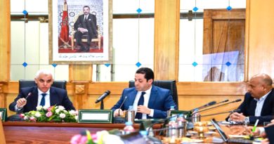 Rabat – Le ministre de la Santé et de la Protection sociale, Khalid Ait Taleb, a assuré, lundi à Rabat, que son département est engagé dans une politique de dialogue avec les centrales syndicales nationales des pharmaciens, en adoptant une approche participative visant l’intégration de la profession des pharmaciens dans tous les projets de réforme du secteur de la santé. Dans une déclaration à la presse à l’issue d’une réunion avec les représentants des centrales syndicales du secteur, M. Ait Taleb a salué l’adhésion des centrales syndicales au chantier de la réforme du système national de santé à travers un partenariat effectif, visant à concrétiser une nouvelle orientation du secteur pharmaceutique au Maroc, notant que le secteur connaît une évolution importante au niveau mondial, qu’il faut accompagner en vue d’améliorer la qualité des prestations dispensées au citoyen. Il a souligné, à cet égard, que la réforme du système de la santé est “une responsabilité partagée” qui requiert la conjugaison des efforts de toutes les parties, mettant en exergue le rôle joué par les pharmacies pour améliorer et garantir l’accès aux médicaments à tous les citoyens. Cette réunion qui intervient dans la continuité du dialogue sur les revendications du secteur, s’inscrit dans le cadre de la mise en œuvre des termes de l’accord conclu entre le ministère de la Santé et de la Protection sociale et les centrales syndicales nationales des pharmaciens le 15 avril 2023. La rencontre s’est tenue en présence le directeur des Médicaments et de la Pharmacie au ministère, ainsi que des représentants des centrales syndicales nationales des pharmaciens au Maroc, à savoir : la Fédération Nationale des Syndicats des Pharmaciens du Maroc, la Confédération Nationale des Syndicats des Pharmaciens du Maroc, l’Union Nationale des Pharmaciens du Maroc et le Syndicat National des Pharmaciens du Maroc. Avec MAP
