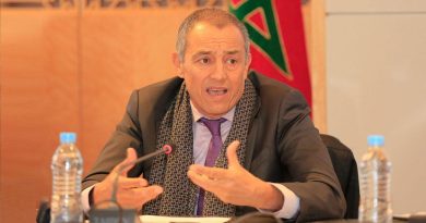 Site Alarab TV avec MAP Le Conseil économique, social et environnemental (CESE) a appelé, mardi à Casablanca, à procéder à une évaluation d’étape du chantier de la régionalisation avancée, pointant du doigt l’inefficacité des efforts consentis à réduire les inégalités territoriales et sociales ». Présentant les résultats de l’avis du CESE intitulé « Pour un développement harmonieux et inclusif des territoires: les inflexions majeures », le président du Conseil, Ahmed Reda Chami a indiqué que huit années après l’amorcement de la mise en œuvre du chantier de la régionalisation avancée, des avancées notables ont été enregistrées en matière de décentralisation ainsi qu’en termes de modernisation des structures de l’Etat. “Les réformes engagées dans le cadre du chantier de la régionalisation avancée expriment la volonté des pouvoirs publics de doter le pays d’une organisation territoriale capable de relever les nouveaux défis du développement et de répondre efficacement aux attentes des citoyens”, a souligné M. Chami, notant que néanmoins, le modèle actuel de gouvernance territoriale apparaît, à l’épreuve de l’analyse et de l’appréciation des acteurs et experts auditionnés, encore loin de l’ambition de faire des territoires ‘‘un lieu d’ancrage du développement’’. “Les efforts consentis peinent encore à atteindre l’impact escompté aussi bien en termes de réduction des inégalités territoriales et sociales qu’en termes de contribution des régions à l’édification de la richesse nationale”, a-t-il relevé. Il a dans ce sens pointé du doigt une « territorialisation inaboutie de l’action publique » en raison notamment du « chevauchement des compétences » des collectivités territoriales et de leurs capacités opérationnelles limitées. Figurent également parmi les dysfonctionnements les plus significatifs énumérés par le CESE, la « multiplicité des intervenants » dans l’écosystème territorial et l’insuffisance de convergence de leurs actions, obérant la performance de l’investissement public consenti, ainsi qu’une lenteur dans la mise en œuvre effective de la charte de la déconcentration administrative, privant les acteurs territoriaux des capacités humaines, techniques et financières nécessaires à l’exécution efficace et efficiente de leurs attributions. “Rabat doit se départir d’une partie de ses pouvoirs au profit de représentations régionales”, a plaidé M. Chami, soulignant la « faible participation » du secteur privé et du tiers-secteur dans le processus d’élaboration de la vision stratégique de la région en matière d’investissement. “Un manque patent, au niveau territorial, de ressources humaines qualifiées, hypothèque la participation effective et impactante des collectivités territoriales dans la dynamique de développement”, a relevé le président du CESE, déplorant également une lenteur enregistrée dans la mise en œuvre du chantier de la transformation digitale de l’administration et sa répercussion sur la qualité du service public dispensé aux usagers au niveau local. Ainsi, à la lumière de ce diagnostic, le CESE appelle à « repenser en profondeur les missions de l’Etat au niveau territorial » en vue de favoriser un déploiement efficace et efficient de son action sous-tendu par une articulation synchrone et harmonieuse entre les dynamiques de la décentralisation et de la déconcentration. Dans cette perspective, le CESE prône la révision des lois organiques des collectivités territoriales afin d’apporter une clarification plus fine quant à leurs attributions, en délimitant de manière précise le champ d’action de chaque échelon territorial au regard de la nature de ses compétences (propres, partagées, transférables). L’avis du CESE préconise également d’établir une plus grande clarté dans les relations entre les acteurs de l’écosystème territorial (wali et gouverneur, les présidents des trois échelons territoriaux -région, province et commune- et les services déconcentrés) pour une meilleure coordination et convergence de leurs actions. Le Conseil recommande aussi de mettre en œuvre, dans l’attente de la révision des lois organiques, le transfert des compétences propres des départements ministériels concernés vers les régions, en associant ce transfert à des critères objectifs et atteignables. Établir un échéancier précis, réalisable et opposable afin de transférer les attributions et le pouvoir de décision des administrations centrales vers les services déconcentrés de l’Etat, figurent également parmi les recommandations du CESE, au même titre que la promotion du développement de l’intercommunalité et la coopération verticale entre les différents échelons territoriaux, afin d’assurer une mutualisation optimale des ressources et garantir la prestation des services publics de qualité. Le CESE recommande, par ailleurs, d’asseoir, dans le cadre de la réforme en cours du secteur public, une complémentarité entre les compétences dévolues aux établissements publics à vocation territoriale et celles transférées aux administrations déconcentrées en veillant à développer des modèles de gestion rénovés, souples et adaptés aux besoins différenciés des citoyens dans leurs territoires. Dans le même registre, le Conseil économique, social et environnemental préconise de valoriser la fonction publique territoriale dans une logique d’attractivité des compétences requises, à même d’assurer le déploiement optimal des chantiers en lien avec la régionalisation avancée et améliorer le service dispensé aux usagers en accélérant le processus de digitalisation, notamment par la mise en place d’un système d’information territorial intégré qui facilite l’interopérabilité entre les acteurs de l’écosystème territorial.