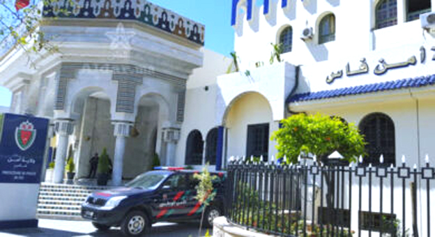 Par Chaîne AlArabTV Fès – Les éléments de la brigade régionale de la police judiciaire de Fès ont procédé, mercredi, sur la base de renseignements précis fournis par les services de la Direction générale de la surveillance du territoire (DGST), à l’interpellation de cinq individus, dont trois femmes et un ressortissant syrien résidant au Maroc, pour leur implication présumée dans une affaire d’escroquerie sur des candidats à l’émigration et de traite d’êtres humains. Les mis en cause opèrent selon un modus operandi criminel qui consiste à attirer les victimes pour leur subtiliser des sommes d’argent en échange de fausses promesses de contrats de travail ou en servant d’intermédiaire pour l’obtention de contrats fictifs de travail à l’étranger en vue de faciliter leur exploitation ultérieure par des réseaux de prostitution ou de criminalité organisée transfrontalière, a-t-on indiqué de source sécuritaire. Les perquisitions menées dans le cadre de cette affaire, dans les villes de Fès et d’Essaouira, où réside le ressortissant syrien impliqué dans cette activité criminelle, ont permis de saisir des documents d’identité et de voyage appartenant aux victimes, ainsi que de faux contrats de travail et des reçus de transferts d’argent suspectés provenir des revenus de ces activités criminelles, a-t-on précisé de même source. Les mis en cause ont été placés en garde à vue à la disposition de l’enquête, menée sous la supervision du Parquet compétent, en vue d’élucider les tenants et les aboutissants de cette affaire et déterminer l’ensemble des actes criminels reprochés à chacun d’entre eux.