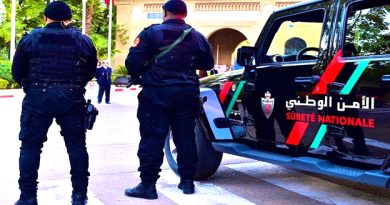 Chaîne AlArab- Map La Direction Générale de la Sûreté Nationale (DGSN) a décidé de renforcer la structure organisationnelle des services déconcentrés de la police judiciaire au niveau de la préfecture de police de Fès, en les hissant du rang de brigades urbaines de la police judiciaire (BUPJ) à celui de brigades de la police judiciaire (BPJ), avec tout ce que cela requiert en matière de consolidation de ces services en termes de moyens matériels et de véhicules. Le développement de la structure organisationnelle des services de la police judiciaire dans la préfecture de police de Fès intervient dans le cadre de la stratégie de travail adoptée par les services de la DGSN visant à permettre à l’action sécuritaire d’accompagner la croissance démographique et l’expansion urbaine de cette ville, ainsi que d’intensifier la couverture sécuritaire de manière à prévenir la criminalité, renforcer le sentiment de sécurité, rapprocher les prestations sécuritaires des citoyens et améliorer leur qualité, indique un communiqué de la DGSN. Conformément à cette nouvelle organisation structurelle, les brigades de la police judiciaire relevant des différents districts de police de la préfecture de police de Fès vont compter avec des unités sécuritaires spécialisées dans divers domaines policiers, tels que le diagnostic judiciaire, la scène de crime, ainsi que la lutte contre la cybercriminalité, les crimes financiers et économiques et le trafic de drogue. Le communiqué relève que la DGSN a veillé à la mobilisation du matériel, des équipements et des ressources humaines nécessaires en vue d’accompagner les mesures de développement de la structure organisationnelle des services de la police judiciaire au niveau de la préfecture de police de Fès, de sorte à garantir la modernisation, le renforcement et l’amélioration de la qualité des prestations sécuritaires fournies au citoyen. Avec MAP