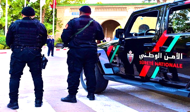 Chaîne AlArab- Map La Direction Générale de la Sûreté Nationale (DGSN) a décidé de renforcer la structure organisationnelle des services déconcentrés de la police judiciaire au niveau de la préfecture de police de Fès, en les hissant du rang de brigades urbaines de la police judiciaire (BUPJ) à celui de brigades de la police judiciaire (BPJ), avec tout ce que cela requiert en matière de consolidation de ces services en termes de moyens matériels et de véhicules. Le développement de la structure organisationnelle des services de la police judiciaire dans la préfecture de police de Fès intervient dans le cadre de la stratégie de travail adoptée par les services de la DGSN visant à permettre à l’action sécuritaire d’accompagner la croissance démographique et l’expansion urbaine de cette ville, ainsi que d’intensifier la couverture sécuritaire de manière à prévenir la criminalité, renforcer le sentiment de sécurité, rapprocher les prestations sécuritaires des citoyens et améliorer leur qualité, indique un communiqué de la DGSN. Conformément à cette nouvelle organisation structurelle, les brigades de la police judiciaire relevant des différents districts de police de la préfecture de police de Fès vont compter avec des unités sécuritaires spécialisées dans divers domaines policiers, tels que le diagnostic judiciaire, la scène de crime, ainsi que la lutte contre la cybercriminalité, les crimes financiers et économiques et le trafic de drogue. Le communiqué relève que la DGSN a veillé à la mobilisation du matériel, des équipements et des ressources humaines nécessaires en vue d’accompagner les mesures de développement de la structure organisationnelle des services de la police judiciaire au niveau de la préfecture de police de Fès, de sorte à garantir la modernisation, le renforcement et l’amélioration de la qualité des prestations sécuritaires fournies au citoyen. Avec MAP