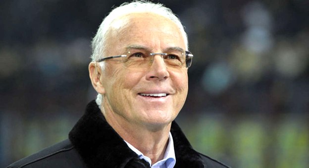 Par: Chaîne AlArab La légende du foot allemand Franz Beckenbauer est décédée dimanche à l'âge de 78 ans, a annoncé la fédération allemande de football ce lundi. Champion d'Europe en 1972, champion du monde comme joueur en 1974 puis comme sélectionneur en 1990, le "Kaiser" s'était retiré de la vie publique ces dernières années en raison de problèmes de santé. Il avait perdu l'usage d'un œil après un infarctus et plusieurs opérations du cœur. Ancien capitaine de la sélection ouest-allemande dans les années 1970, double ballon d'or en 1972 puis en 1976 (rareté pour un défenseur), il avait remporté la Coupe des clubs champions trois années de suite avec le Bayern Munich (1974, 1975 et 1976). Par la suite sélectionneur de la Mannschaft de 1984 à 1990, il avait aussi entraîné Marseille en 1990 et 1991 puis le Bayern Munich entre 1993 et 1996.