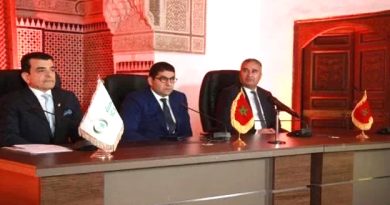 Rédigé par Chaîne AlArab Marrakech – Le coup d’envoi officiel de l’événement “Marrakech, capitale de la culture dans le monde islamique” pour l’année 2024, placé sous le Haut Patronage de Sa Majesté le Roi Mohammed VI, a été donné vendredi soir au Théâtre Meydane dans la Cité ocre. Avec la désignation de Marrakech “capitale de la culture dans le monde islamique pour l’année 2024”, la Cité des Sept saints accueillera une série de manifestations et d’événements culturels, intellectuels et artistiques qui mettent en valeur la civilisation islamique. Cette célébration sera aussi l’occasion de mettre en avant la richesse de la Cité ocre qui, grâce à sa civilisation séculaire et son rayonnement culturel et intellectuel, se démarque par un charme particulier que lui procure son architecture andalouse, ses mosquées et ses Riyads en sus de son héritage oral et varié témoignant de la richesse, de la diversité, et la singularité de son patrimoine matériel et immatériel. Inscrite sur la liste du patrimoine immatériel de l’humanité par l’UNESCO, Marrakech connaît aussi un développement urbain continu, grâce au programme Royal de grande envergure “Marrakech Cité du Renouveau Permanent”. La cérémonie du lancement de cette manifestation grandiose a été rehaussée par la présence notamment, du ministre de la Jeunesse, de la Culture et de la Communication, M. Mohamed Mehdi Bensaïd et du Directeur Général de l’Organisation du Monde Islamique pour l’Éducation, les Sciences et la Culture (ICESCO), Salem Ben Mohamed El Malek, du président de la Chambre des Conseillers, Enaam Mayara, du wali de la région Marrakech-Safi, Farid Chourak, du premier vice-président du Conseil Communal de Marrakech, Mohamed Idrissi, ainsi que de plusieurs ambassadeurs de pays arabes et islamiques et d’autres personnalités issues monde de la pensée et de la culture. avec MAP