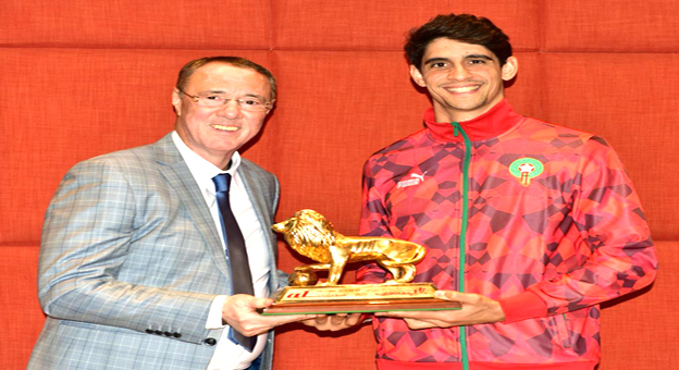 الأسد ياسين بونو يتسلم جائزة "الأسد الذهبي" كأفضل لاعب إفريقي لموسم 2022-2023