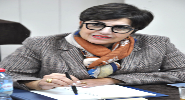 الرباط - قناة العرب أعلنت اللجنة المؤقتة المكلفة بتسيير الجامعة الملكية المغربية للشطرنج إلى علم كافة الجمعيات التي تنشط في مجال الشطرنج، انه يتعين عليها تحيين وضعيتها القانونية والتعجيل بطلب الحصول على اعتماد وزارة التربية الوطنية والتعليم الأولى والرياضة. و حسب بلاغ اللجنة المؤقتة ، أنها تدعوا هذه الجمعيات إلى تسوية وضعيتها إزاء الجامعة ، مايخولها التمتع بصفة عضو نشيط، وبالتالي الاستفادة من الامتيازات التي يخولها لها القانون التنظيمي. وأفاد البلاغ ، فان هذا الإجراء يندرج في اطار الإعداد للاستحقاقات التنظيمية والرياضية القادمة التي تنكب على برمجتها حاليا اللجنة المؤقتة المكلفة بتسيير الجامعة الملكية المغربية للشطرنج . وأضاف البلاغ ذاته ، أنه من أجل مواكبة الجمعيات المعنية او الحصول على المزيد من المعلومات بهدا الخصوص ، يمكن التواصل مع اللجنة المؤقتة عبر العنوان الالكتروني التالي: CP.frmechecs@gmail.com