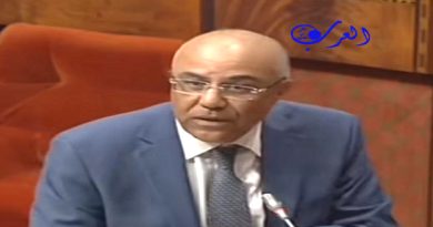 Par Chaîne AlArabTV Rabat – Les examens du deuxième semestre dans les Facultés de médecine et de pharmacie sont programmés en début juin, a indiqué, lundi à Rabat, le ministre de l’Enseignement supérieur, de la Recherche scientifique et de l’Innovation, Abdellatif Miraoui, ajoutant qu'”il n’y aura pas de session extraordinaire”. La prolongation du boycott ne permet pas de trouver des alternatives pour sauver l’année universitaire, a relevé M. Miraoui, en réponse à deux questions orales sur la grève des étudiants des Facultés de pharmacie et de médecine, affirmant que “le scénario de 2019 ne se reproduira jamais”. Le dialogue se poursuit au niveau local avec les doyens des facultés pour résoudre tout problème, a-t-il assuré, notant que les deux ministères de tutelle ne manqueront pas d’intervenir en cas de nécessité. En revanche, il a affirmé qu'”il n’y a plus de dialogue au niveau national”. Evoquant le processus de dialogue national, M. Miraoui a noté que depuis le début du boycott des cours, son département et le ministère de la Santé et de la Protection sociale ont ouvert leurs portes au dialogue pour interagir en totale transparence avec les revendications des étudiants partant de leur conviction en l’importance de la formation de médecins de haut niveau. Il a appelé, à cet égard, les étudiants en grève à retourner en classe, précisant que 45 des 50 revendications ont été satisfaites, tandis que certaines revendications ne peuvent être acceptées, comme la participation à la sélection des nouveaux étudiants et le refus de stages pratiques. Le gouvernement a accordé la priorité à ce chantier et a mobilisé des moyens considérables pour les réaliser, a, par ailleurs souligné le ministre, citant l’augmentation du nombre de professeurs dans les facultés de médecine et de pharmacie et de postes financiers (3.500) de sorte qu’il y ait un professeur pour 12 étudiants.