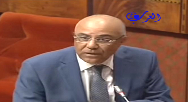 Par Chaîne AlArabTV Rabat – Les examens du deuxième semestre dans les Facultés de médecine et de pharmacie sont programmés en début juin, a indiqué, lundi à Rabat, le ministre de l’Enseignement supérieur, de la Recherche scientifique et de l’Innovation, Abdellatif Miraoui, ajoutant qu'”il n’y aura pas de session extraordinaire”. La prolongation du boycott ne permet pas de trouver des alternatives pour sauver l’année universitaire, a relevé M. Miraoui, en réponse à deux questions orales sur la grève des étudiants des Facultés de pharmacie et de médecine, affirmant que “le scénario de 2019 ne se reproduira jamais”. Le dialogue se poursuit au niveau local avec les doyens des facultés pour résoudre tout problème, a-t-il assuré, notant que les deux ministères de tutelle ne manqueront pas d’intervenir en cas de nécessité. En revanche, il a affirmé qu'”il n’y a plus de dialogue au niveau national”. Evoquant le processus de dialogue national, M. Miraoui a noté que depuis le début du boycott des cours, son département et le ministère de la Santé et de la Protection sociale ont ouvert leurs portes au dialogue pour interagir en totale transparence avec les revendications des étudiants partant de leur conviction en l’importance de la formation de médecins de haut niveau. Il a appelé, à cet égard, les étudiants en grève à retourner en classe, précisant que 45 des 50 revendications ont été satisfaites, tandis que certaines revendications ne peuvent être acceptées, comme la participation à la sélection des nouveaux étudiants et le refus de stages pratiques. Le gouvernement a accordé la priorité à ce chantier et a mobilisé des moyens considérables pour les réaliser, a, par ailleurs souligné le ministre, citant l’augmentation du nombre de professeurs dans les facultés de médecine et de pharmacie et de postes financiers (3.500) de sorte qu’il y ait un professeur pour 12 étudiants.