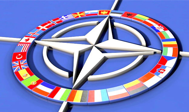 الرباط – قناة العرب ذكرت الصحيفة الإسبانية ABC أن حلف شمال الأطلسي سوف يجري تدريبات تحاكي بداية الحرب العالمية الثالثة. وبحسب الصحيفة، ستقوم قوات الحلف بمحاكاة اندلاع الحرب العالمية الثالثة بعد هجوم مفترض على أحد أعضاء الناتو من قبل عدو وهمي يُدعى أوكاسوس، ولديه الكثير من أوجه الشبه مع روسيا". يشار إلى أن 40 ألف عسكري من كافة الدول الأعضاء في الحلف بالإضافة للسويد التي لم تستكمل بعد إجراءات الانضمام للحلف، سيشاركون في المناورات، التي ستجرى في ألمانيا وبولندا ودول البلطيق، وفي بحر الشمال. وتضيف الصحيفة: أن درجة دقة المحاكاة وحجم التدريبات التي تم التخطيط لها، توحي بأن الأمر يمكن أن يكون أكثر من مجرد تمرين اعتيادي. من جهتها موسكو أكدت مراراً أنها لا تشكل تهديداً لأي من دول حلف شمال الأطلسي، لكنها لن تتجاهل أي خطوات قد تشكل خطرا على أمنها ومصالحها. كما أكدت في الوقت نفسه انها منفتحة على الحوار، شريطة أن يكون متكافئاً، كما أن على الغرب أن يتخلى عن مسار عسكرة أوروبا. وأشار الرئيس الروسي فلاديمير بوتين في وقت سابق، إلى أن روسيا لا تريد صراعا عسكرياً مباشرا مع حلف شمال الأطلسي، ولكن إذا رغبت جهة ما بذلك فإن موسكو ستكون مستعدة له