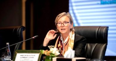 Rédigé par Chaîne AlArab Rabat – La 30ème édition des Semaines du film européen au Maroc, organisée du 14 février au 1er mars, confirme la solidité des liens culturels entre le Royaume et l’Union européenne, a affirmé l’ambassadrice de l’Union européenne au Maroc, Patricia Llombart Cussac. “C’est avec enthousiasme que je vous invite à participer aux Semaines du Film Européen qui fêtent cette année leur 30ème édition. Cette longévité témoigne de la profondeur et de la durabilité des liens entre nos cultures”, a souligné Mme Llombart Cussac citée dans un communiqué de la Délégation de l’Union européenne au Maroc. “L’intérêt du public marocain pour le cinéma européen, depuis toutes ces années, est le reflet de nos valeurs communes. Au fil des siècles, les échanges culturels entre nos communautés ont contribué à parfaire la connaissance les uns des autres et, partant, de mieux se comprendre”, a-t-elle noté. Elle a exprimé son souhait de voir cette approche se concrétiser avec le Maroc, par le biais de plus de productions conjointes avec la vitalité et la qualité de sa production audiovisuelle, ajoutant que l’organisation de cet évènement “témoigne de notre approche commune autour de messages partagés tels que la solidarité et l’accueil”. Les Semaines du film européen au Maroc illustrent l’excellence européenne et marocaine, et de façon plus large, méditerranéenne, en matière d’art et de culture, et demeure une occasion unique pour favoriser, en le renforçant, le dialogue interculturel, que ce soit par les projections dans différentes villes, par les rencontres entre les cinéastes marocains et européens, ainsi que par les ateliers découvertes des métiers du cinéma pour les jeunes, selon les organisateurs. La 30ème édition des Semaines du film européen au Maroc se déroulera dans les villes de Casablanca, Rabat, Marrakech et Tanger, où le public aura rendez-vous avec 8 longs métrages primés dans les plus grands festivals de cinéma à travers le monde, ainsi qu’avec des courts métrages du Sud de la Méditerranée. Attirant chaque année près de 12.000 spectateurs, les Semaines du film européen sont organisées depuis 1991 par l’Union européenne au Maroc en partenariat avec le ministère de la Jeunesse, de la Culture et de la Communication, le Centre cinématographique marocain, la Fondation Hiba et l’École supérieure des arts visuels de Marrakech. avec MAP