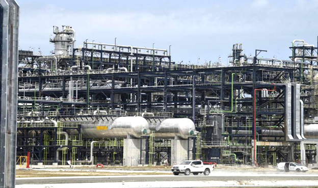 Une méga-raffinerie du Nigeria commence à produire du carburant