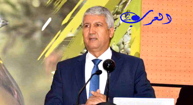 الرباط – قناة العرب قام وزير الفلاحة والصيد البحري والتنمية القروية والمياه والغابات، محمد صديقي، يوم الخميس، مرفوقا بعامل إقليم الناظور، جمال الشعراني، ووفد من البرلمانيين، بزيارة ميدانية إلى مزارع تربية الأحياء المائية البحرية بإقليم الناظور. وشكلت هذه الزيارة، التي تروم تسليط الضوء على الأهمية الحاسمة لصناعة تربية الأحياء البحرية في التنمية الاقتصادية والاجتماعية لجهة الشرق، فرصة للوفد الرسمي للقيام بخرجات بحرية عرض مياه رأس الماء والسعيدية، وذلك للاطلاع على سير عمل مشاريع تربية الأحياء البحرية المنجزة والتعرف على التقدم المحرز في تطوير هذا النشاط الذي من شأنه أن يلعب دورا هاما في تنويع اقتصاد جهة الشرق. وكانت هذه الزيارة أيضا فرصة للتبادل مع مهنيي مزارع تربية الأحياء المائية البحرية وأعضاء جمعيات الصيد العاملة في القطاع حول مجموعة من المواضيع، بما في ذلك التحديات والفرص الحالية في القطاع، وممارسات التدبير المستدام، والاحتياجات من حيث القواعد التنظيمية. وبهذه المناسبة، شدد الوزير على أهمية صناعة تربية الأحياء البحرية في الأمن الغذائي الوطني، وخلق فرص عمل محلية، وتعزيز الاقتصاد المستدام، فيما أعرب البرلمانيون الحاضرون عن اهتمامهم والتزامهم بدعم السياسات التي تعزز النمو المسؤول لهذا النشاط. كما تم إبراز أهمية هذه الزيارة التي تؤكد التزام الحكومة اتجاه نمو اقتصادي مسؤول ومستدام، وتسليط الضوء على الدور الحاسم لصناعة تربية الأحياء المائية البحرية في تحقيق هذه الأهداف. وفي تصريح لوكالة المغرب العربي للأنباء، أكد صديقي أن هذه المشاريع الحديثة والمهمة الخاصة بتربية الأحياء المائية بإقليم الناظور، تندرج في إطار استراتيجية أليوتيس التي تمنح لهذا القطاع أهمية وأولوية كبرى بالنظر إلى مساهمته في خلق ثروة متنوعة وتشغيل الكثير من اليد العاملة في المنطقة. وأشار الوزير إلى أن هذه النماذج المتواجدة في المنطقة والداخلة وأكادير ومناطق أخرى في المملكة تتوفر على طاقة 60 ألف طن من الإنتاج، مبرزا أن الهدف هو الوصول إلى ما بين 100 إلى 150 ألف طن من الإنتاج على الصعيد الوطني. وأضاف أن هناك أيضا مشاريع أخرى في طور التنزيل والتي تستفيد من تحفيزات ودعم الدولة، وتهم كل شرائح المستثمرين من تعاونيات ومستثمرين خواص وشركات، مؤكدا أن 3500 كلم من السواحل في المملكة توفر مؤهلات كبرى في هذا الميدان الذي سيمكن من الحفاظ على الثروة السمكية الطبيعية والتدبير المعقلن للقطاع. من جهته، أكد رئيس لجنة القطاعات الإنتاجية بمجلس النواب، جمال الديواني، أهمية هذه الزيارة التي شكلت فرصة لعدد من النواب والمستشارين البرلمانيين للوقوف على تقدم هذه المشاريع الرائدة ذات الصلة بتربية الأحياء المائية خاصة الطحالب. وأشار في تصريح مماثل، إلى أن هذه الزيارة تأتي أيضا في إطار تقييم وتتبع السياسة العمومية والقطاعية التي تبين اليوم المجهودات المبذولة في هذا الإطار، وتبشر بمستقبل زاهر بالنسبة للاستثمار في هذا القطاع الحيوي. وتزخر جهة الشرق بالعديد من المؤهلات الملائمة لنشوء قطاع مزدهر لتربية الأحياء المائية البحرية. وتتجلى إمكانيات التربية البحرية التي كشف عنها تصميم تهيئة تنمية تربية الأحياء البحرية، في المساحة التي تزيد على 2200 هكتار مخصصة للنشاط في عرض البحر، بطاقة إنتاجية تتجاوز 102 ألف طن موجهة لتربية المحار وتربية الأسماك وزراعة الطحالب البحرية. ويتواجد حاليا 27 مشروعا في طور الإنجاز في المنطقة تشمل 16 ببحيرة مارشيكا، و8 برأس الماء، و2 بالسعيدية، ومشروع واحد بتيبودة.