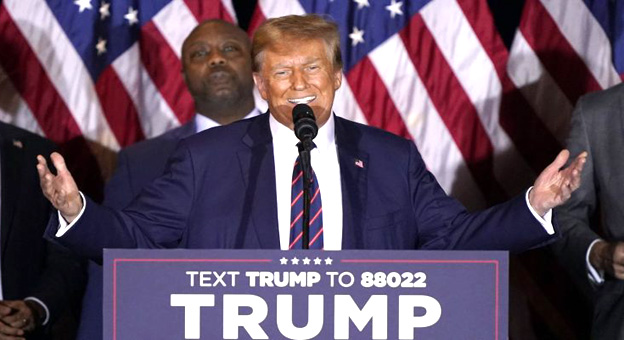 Rédigé par Chaîne AlArab L’ancien président Donald Trump a remporté, mardi, la primaire républicaine du New Hampshire, ouvrant la voie vers l’investiture de son parti en vue des élections présidentielles de novembre prochain. Selon les médias américains, Trump a battu l’ancienne ambassadrice auprès de l’ONU, Nikky Haley, lors de la primaire organisée dans le petit État du nord-est. La semaine dernière, Trump avait dominé le caucus de l’Iowa en remportant 51% des voix, contre 21% pour le gouverneur de Floride, Ron DeSantis, et 19% pour Nikky Haley. Le milliardaire new-yorkais avait survolé ce premier test républicain, après avoir raflé 98 des 99 circonscriptions de l’Iowa. Depuis, DeSantis a annoncé qu’il mettait fin à sa candidature aux élections présidentielles, tout en exprimant son soutien à l’ancien président Donald Trump. Réagissant à sa défaite au New Hampshire, Haley a promis de rester dans la course. L’ancienne gouverneur de Caroline du Sud a reconnu sa défaite, soulignant que « cette course est loin d’être terminée ». « Il reste des dizaines d’États à parcourir« , a-t-elle ajouté. La candidate républicaine s’est engagée à poursuivre sa campagne en Caroline du Sud, son État d’origine, qui tient sa primaire le 24 février. Avec MAP