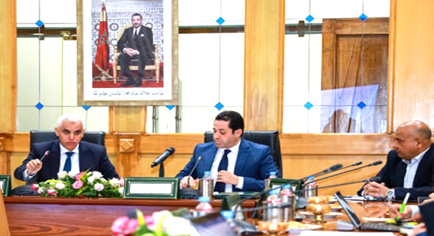 Rabat – Le ministre de la Santé et de la Protection sociale, Khalid Ait Taleb, a assuré, lundi à Rabat, que son département est engagé dans une politique de dialogue avec les centrales syndicales nationales des pharmaciens, en adoptant une approche participative visant l’intégration de la profession des pharmaciens dans tous les projets de réforme du secteur de la santé. Dans une déclaration à la presse à l’issue d’une réunion avec les représentants des centrales syndicales du secteur, M. Ait Taleb a salué l’adhésion des centrales syndicales au chantier de la réforme du système national de santé à travers un partenariat effectif, visant à concrétiser une nouvelle orientation du secteur pharmaceutique au Maroc, notant que le secteur connaît une évolution importante au niveau mondial, qu’il faut accompagner en vue d’améliorer la qualité des prestations dispensées au citoyen. Il a souligné, à cet égard, que la réforme du système de la santé est “une responsabilité partagée” qui requiert la conjugaison des efforts de toutes les parties, mettant en exergue le rôle joué par les pharmacies pour améliorer et garantir l’accès aux médicaments à tous les citoyens. Cette réunion qui intervient dans la continuité du dialogue sur les revendications du secteur, s’inscrit dans le cadre de la mise en œuvre des termes de l’accord conclu entre le ministère de la Santé et de la Protection sociale et les centrales syndicales nationales des pharmaciens le 15 avril 2023. La rencontre s’est tenue en présence le directeur des Médicaments et de la Pharmacie au ministère, ainsi que des représentants des centrales syndicales nationales des pharmaciens au Maroc, à savoir : la Fédération Nationale des Syndicats des Pharmaciens du Maroc, la Confédération Nationale des Syndicats des Pharmaciens du Maroc, l’Union Nationale des Pharmaciens du Maroc et le Syndicat National des Pharmaciens du Maroc. Avec MAP