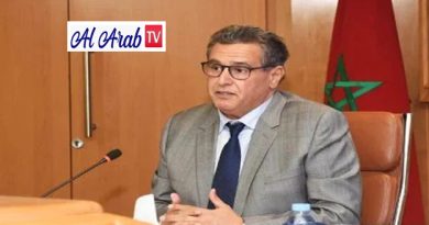 Chaîne AlArabTV Rabat - La 4ème Commission Nationale des Investissements (CNI), réunie jeudi à Rabat sous la présidence du Chef du gouvernement Aziz Akhannouch, a approuvé 4 projets de convention et 1 avenant à une convention d'un montant global de 36,4 milliards de dirhams (MMDH), dans le cadre du dispositif principal instauré par la nouvelle Charte de l'Investissement. Ces projets, parmi lesquels deux grands projets d’investissement portés par le groupe OCP et réalisés dans le cadre du programme d’investissement vert du groupe, présenté devant Sa Majesté le Roi Mohammed VI en décembre 2022, devraient permettre la création de plus 14.500 emplois, dont 1.900 directs et 12.600 indirects, indique un communiqué du Département du Chef de gouvernement. Les principaux secteurs concernés par les projets approuvés sont la chimie/parachimie et les mines, qui représentent respectivement 60% et 38% du montant total approuvé. Les autres projets portent sur les secteurs de l’automobile et de l’enseignement supérieur. Le secteur de la chimie/parachimie est le principal pourvoyeur d’emplois parmi les projets approuvés lors de cette réunion de la commission, avec la création de plus de 9.600 emplois directs et indirects, soit plus de 67% du total des emplois, suivi par le secteur des mines, à hauteur de 30% et par celui de l’automobile à hauteur de 2,5%. Par ailleurs, la CNI n° 4 a octroyé le "caractère stratégique" à 5 nouveaux projets, dans les secteurs de la mobilité électrique et de la production d’équipements relatifs aux énergies renouvelables. Ces projets seront soumis à l’étude par une commission technique spécialisée avant leur approbation définitive par la CNI. Cité par le communiqué, le Chef du gouvernement a réaffirmé, au cours de la réunion, la priorité que le gouvernement accorde au soutien de l’investissement national et à la création des opportunités d’emploi, mettant l’accent sur l’attachement du gouvernement à apporter son appui à l’investissement qui motive principalement les entreprises nationales. Et d'ajouter que le gouvernement s'emploie à orienter les investissements vers les secteurs prioritaires et les métiers d’avenir, à réduire les disparités entre les préfectures et provinces du Royaume en matière d’attraction de l’investissement, et à œuvrer pour ériger le Maroc en pôle continental et international pour les investissements directs étrangers. Ont pris part à cette 4ème réunion de la commission, la ministre de l’Économie et des Finances, Nadia Fettah, le ministre de l’Équipement et de l’Eau, Nizar Baraka, le ministre de l’Agriculture, de la Pêche Maritime, du Développement Rural et des Eaux et Fôrets, Mohamed Sadiki, le ministre de l’Inclusion économique, de la Petite entreprise, du Travail et des Compétences, Younes Sekkouri, le ministre de l’Industrie et du Commerce, Ryad Mezzour, la ministre du Tourisme, de l’Artisanat, de l’Économie Sociale et Solidaire, Fatima Zahra Ammor, le ministre délégué auprès du Chef du gouvernement chargé de l’Investissement, de la Convergence et de l’Evaluation des Politiques Publiques, Mohcine Jazouli, ainsi que le directeur général de l’Agence Marocaine de Développement des Investissements et des Exportations, Ali Sadiki. Avec MAP