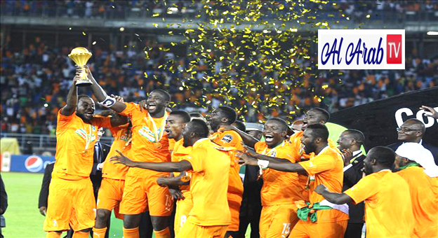 Chaîne AlArabTV Abidjan – La Côte d’Ivoire a été sacrée championne d’Afrique après sa victoire face au Nigeria sur le score de 2 buts à 1 (mi-temps 0-1), dimanche soir en finale de la 34è Coupe d’Afrique des Nations (CAN), au stade olympique Alassane Ouattara d’Ebimpé, dans le nord d’Abidjan. Les Nigérians ont ouvert la marque par Troost-Ekong (38è), tandis que Franck Kessié a égalisé pour la Côte d’Ivoire (63è). Sebastien Haller a marqué le but de la victoire à neuf minutes de la fin du temps réglementaire. Il s’agit du troisième trophée pour la Côte d’Ivoire après ses sacres en 1992 et 2015. En demi-finales, disputées mercredi dernier, la Côte d’Ivoire a éliminé la RD Congo (1-0), tandis que le Nigeria a battu l’Afrique du Sud aux tirs au but (4 à 2 tab, 1-1 temps réglementaire et prolongations). Samedi, l’Afrique du Sud a remporté le match pour la troisième place en prenant le dessus face à la RD Congo (6-5 tab, 0-0 temps réglementaire).