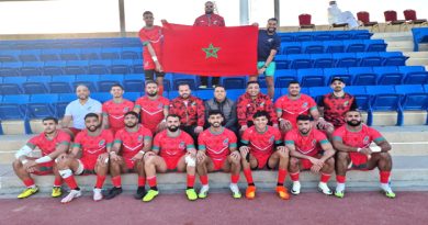 العرب تيفي - محمد الجفال تأهل المنتخب المغربي للريكبي السباعي، وبكل استحقاق، للمربع الذهبي للبطولة العربية المقامة حاليا بمدينة الطائف بالمملكة العربية السعودية. وجاء تأهل المنتخب الوطني لدور نصف النهاية عقب فوزه، اليوم الجمعة، تواليا على منتخبات السعودية وسوريا وتونس عن المجموعة الثانية. واستهل المنتخب المغربي مشاركته في البطولة بفوز عريض على حساب المنتخب السعودي، صاحب الأرض والجمهور، بحصة 31 مقابل 13. وفي المباراة الثانية اكتسح المنتخب المغربي نظيره السوري بتفوقه عليه بحصة ساحقة 34 مقابل لا شيء، فيما تغلب أسود الريكبي في مباراتهم الثالثة على المنتخب التونسي بحصة 17 مقابل 14. وفرضت العناصر الوطنية سيطرتها على منتخبات السعودية وسوريا وتونس بفضل لاعبين متمرسين أبانوا عن مهارات تقنية جد عالية نالت استحسان الجمهور الذي يتابع أطوار البطولة العربية بمدينة الطائف. ومن المقرر أن يختتم المنتخب المغربي مباريات دور المجموعات بملاقاة منتخب ليبيا صباح غد السبت، على أن يواجه في نصف النهاية المنتخب المصري، في حين ينازل منتخب الإمارات العربية المتحدة نظيره التونسي. ويتوفر المنتخب المغربي، الذي تصدر المجموعة الثانية على لاعبين مهاريين متمرسين بمقدورهم الظفر بلقب البطولة العربية ، وفي نفس الوقت إعادة الاعتبار للريكبي المغربي ،الذي يمتلك كل المؤهلات التي تخول له لعب الأدوار الطلائعية على الساحتين العربية والإفريقية. وعبر قويدر القاسمي، مدرب المنتخب المغربي للريكبي السباعي، عن سعادته الكبيرة بالمشاركة الناجحة للمنتخب الوطني والنتائج الإيجابية التي حققها لحد الآن أمام منتخبات السعودية وسوريا وتونس، بفضل الأداء المتميز لمجموعة شابة متجانسة تتكون من لاعبين يمارسون بفرنسا وآخرين بالمغرب لا تتعدى أعمارهم 21 سنة. وعن البداية الموفقة للمنتخب الوطني للريكبي السباعي قال السيد قويدر القاسمي " لا يمكنني إلا ان أعبر عن بالغ ارتياحي لهذه البداية الموفقة، لاسيما وأن المنتخب المغربي غاب عن المسابقات الرسمية منذ أربع سنوات ونصف. الحمد لله فزنا في الثلاث مباريات الأولى بفضل مجموعة لا يتجاوز معدل أعمارها ال21 سنة، وهذا أمر يحدث لأول مرة على مستوى الريكبي المغربي". واستطرد قائلا " نهجنا التكتيكي هو أننا لعبنا كل مباراة على حدة، وسنقابل صباح غد منتخب ليبيا، ثم نخوض مباراة نصف النهاية لنتأهل بحول الله للمباراة النهائية". نتائج مباريات المنتخب المغربي: المغرب - السعودية: 31-13 المغرب -سوريا : 34-0 المغرب - تونس : 17-14 السبت 17 فبراير 2024 برنامج نصف النهائي المغرب – مصر. الإمارات- تونس. المباراة النهائية. الفائز في مباراة المغرب – مصر يلاقي الفائز في مباراة الامارات – تونس.