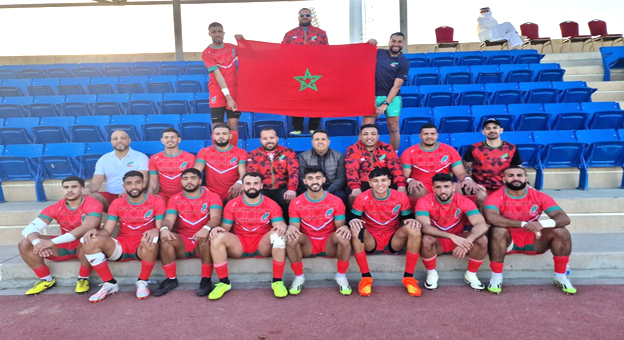 العرب تيفي - محمد الجفال تأهل المنتخب المغربي للريكبي السباعي، وبكل استحقاق، للمربع الذهبي للبطولة العربية المقامة حاليا بمدينة الطائف بالمملكة العربية السعودية. وجاء تأهل المنتخب الوطني لدور نصف النهاية عقب فوزه، اليوم الجمعة، تواليا على منتخبات السعودية وسوريا وتونس عن المجموعة الثانية. واستهل المنتخب المغربي مشاركته في البطولة بفوز عريض على حساب المنتخب السعودي، صاحب الأرض والجمهور، بحصة 31 مقابل 13. وفي المباراة الثانية اكتسح المنتخب المغربي نظيره السوري بتفوقه عليه بحصة ساحقة 34 مقابل لا شيء، فيما تغلب أسود الريكبي في مباراتهم الثالثة على المنتخب التونسي بحصة 17 مقابل 14. وفرضت العناصر الوطنية سيطرتها على منتخبات السعودية وسوريا وتونس بفضل لاعبين متمرسين أبانوا عن مهارات تقنية جد عالية نالت استحسان الجمهور الذي يتابع أطوار البطولة العربية بمدينة الطائف. ومن المقرر أن يختتم المنتخب المغربي مباريات دور المجموعات بملاقاة منتخب ليبيا صباح غد السبت، على أن يواجه في نصف النهاية المنتخب المصري، في حين ينازل منتخب الإمارات العربية المتحدة نظيره التونسي. ويتوفر المنتخب المغربي، الذي تصدر المجموعة الثانية على لاعبين مهاريين متمرسين بمقدورهم الظفر بلقب البطولة العربية ، وفي نفس الوقت إعادة الاعتبار للريكبي المغربي ،الذي يمتلك كل المؤهلات التي تخول له لعب الأدوار الطلائعية على الساحتين العربية والإفريقية. وعبر قويدر القاسمي، مدرب المنتخب المغربي للريكبي السباعي، عن سعادته الكبيرة بالمشاركة الناجحة للمنتخب الوطني والنتائج الإيجابية التي حققها لحد الآن أمام منتخبات السعودية وسوريا وتونس، بفضل الأداء المتميز لمجموعة شابة متجانسة تتكون من لاعبين يمارسون بفرنسا وآخرين بالمغرب لا تتعدى أعمارهم 21 سنة. وعن البداية الموفقة للمنتخب الوطني للريكبي السباعي قال السيد قويدر القاسمي " لا يمكنني إلا ان أعبر عن بالغ ارتياحي لهذه البداية الموفقة، لاسيما وأن المنتخب المغربي غاب عن المسابقات الرسمية منذ أربع سنوات ونصف. الحمد لله فزنا في الثلاث مباريات الأولى بفضل مجموعة لا يتجاوز معدل أعمارها ال21 سنة، وهذا أمر يحدث لأول مرة على مستوى الريكبي المغربي". واستطرد قائلا " نهجنا التكتيكي هو أننا لعبنا كل مباراة على حدة، وسنقابل صباح غد منتخب ليبيا، ثم نخوض مباراة نصف النهاية لنتأهل بحول الله للمباراة النهائية". نتائج مباريات المنتخب المغربي: المغرب - السعودية: 31-13 المغرب -سوريا : 34-0 المغرب - تونس : 17-14 السبت 17 فبراير 2024 برنامج نصف النهائي المغرب – مصر. الإمارات- تونس. المباراة النهائية. الفائز في مباراة المغرب – مصر يلاقي الفائز في مباراة الامارات – تونس.