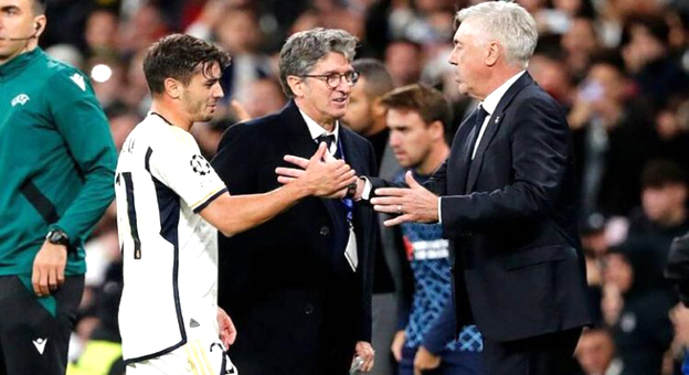 الرباط – قناة العرب أكد كارلو أنشيلوتي مدرب ريال مدريد، يوم الجمعة، إن اللاعب إبراهيم دياز، الذي استدعاه المدرب المغربي وليد الركراكي لأول مرة، سيكون “مكسبا لفريق كبير” مثل المغرب. وقال أنشيلوتي، خلال مؤتمر صحفي قبل المباراة التي ستجمع النادي الملكي، متصدر الدوري الإسباني وأوساسونا برسم الجولة الـ 29 من الدوري الإسباني، أن “المغرب فريق كبير يقوده مدرب جيد أعرفه”. وأوضح المدرب الإيطالي قائلا “بالنسبة لنا، إبراهيم دياز لاعب مهم ويمكنه أن يكون لاعبا مهما بالنسبة لأي فريق. لقد اختار المكان الذي نريده وقد أحسن الاختيار”، مشددا على أن “المغرب قدم مونديالا رائعا وإبراهيم سيقدم قيمة مضافة لهذا الفريق الكبير”. وقال أنشلوتي ، أن لاعب ريال مدريد، إبراهيم دياز، “فخور وسعيد” بحمل قميص المنتخب الوطني المغربي. وأضاف في مقابلة مع إذاعة “كادينا سير” مساء الخميس: “عندما تم الإعلان عن قائمة اللاعبين الذين تم استدعاؤهم من قبل المغرب يوم الأربعاء وكان اسمي ضمنها، شعرت بالفخر والسعادة. ومن لا يرغب باللعب في منتخب وطني مثل المغرب ؟”. وتابع اللاعب البالغ من العمر 24 عاما، والذي تم استدعاؤه من قبل الناخب الوطني وليد الركراكي، قبل المباراتين الوديتين اللتين سيلعبهما أسود الأطلس نهاية مارس أمام أنغولا وموريتانيا، قائلا “أعتقد أن الحب والمشروع الذي أطلعوني عليه في المغرب مهمان للغاية”.