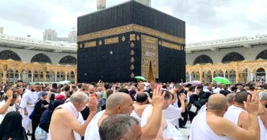 الرباط – العرب تيفي - مكة المكرمة أكد المتحدث الرسمي لوزارة الصحة السعودية، محمد العبد العالي، بأن موسم حج هذا العام يواجه تحديًا كبيرًا، يتمثل في الارتفاع الكبير لدرجات الحرارة، مما يشكل خطورة على صحة الحجاج. ونقلت وكالة الأنباء السعودية "واس" عن متحدث الصحة على أهمية اتباع الحجاج للإرشادات الصحية التي أصدرتها الوزارة، ومنها حمل المظلات لتجنب التعرض المباشر لأشعة الشمس، وشرب كميات كافية من الماء، والحرص على أخذ فترات راحة بين المناسك للحد من الإرهاق والإجهاد الحراري. وأشار العبد العالي الى ضرورة التزام الحجاج بهذه التعليمات لضمان سلامتهم وصحتهم خلال أداء مناسك الحج، مؤكداً أن الوزارة تبذل كافة الجهود لتوفير بيئة صحية وآمنة لضيوف الرحمن في ظل هذه الظروف المناخية الصعبة. وأعلن المركز الوطني للأرصاد عن حالة الطقس في المشاعر المقدسة لموسم حج هذا العام، بتفاوت ما بين حار إلى شديد الحرارة وبدرجات تتراوح ما بين (45 و 48) درجة مئوية مع فرص ضئيلة لهطول الأمطار، مما يدعو إلى اتباع الإرشادات الصحية المتمثلة في حمل المظلة وشرب كميات كافية من الماء بانتظام وعدم التعرض المباشر للشمس والاستراحة بين المناسك.