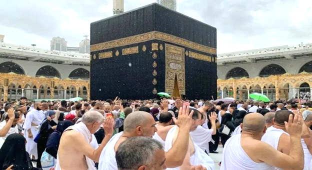 الرباط – العرب تيفي - مكة المكرمة أكد المتحدث الرسمي لوزارة الصحة السعودية، محمد العبد العالي، بأن موسم حج هذا العام يواجه تحديًا كبيرًا، يتمثل في الارتفاع الكبير لدرجات الحرارة، مما يشكل خطورة على صحة الحجاج. ونقلت وكالة الأنباء السعودية "واس" عن متحدث الصحة على أهمية اتباع الحجاج للإرشادات الصحية التي أصدرتها الوزارة، ومنها حمل المظلات لتجنب التعرض المباشر لأشعة الشمس، وشرب كميات كافية من الماء، والحرص على أخذ فترات راحة بين المناسك للحد من الإرهاق والإجهاد الحراري. وأشار العبد العالي الى ضرورة التزام الحجاج بهذه التعليمات لضمان سلامتهم وصحتهم خلال أداء مناسك الحج، مؤكداً أن الوزارة تبذل كافة الجهود لتوفير بيئة صحية وآمنة لضيوف الرحمن في ظل هذه الظروف المناخية الصعبة. وأعلن المركز الوطني للأرصاد عن حالة الطقس في المشاعر المقدسة لموسم حج هذا العام، بتفاوت ما بين حار إلى شديد الحرارة وبدرجات تتراوح ما بين (45 و 48) درجة مئوية مع فرص ضئيلة لهطول الأمطار، مما يدعو إلى اتباع الإرشادات الصحية المتمثلة في حمل المظلة وشرب كميات كافية من الماء بانتظام وعدم التعرض المباشر للشمس والاستراحة بين المناسك.