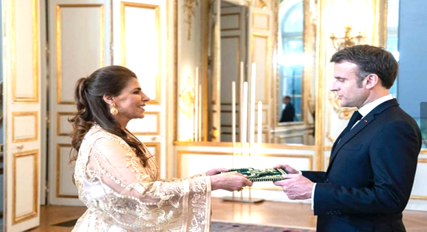 L’ambassadeure de Sa Majesté le Roi à Paris présente ses lettres de créance au Président de la république française, M. Emmanuel Macron