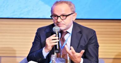 Par Chaîne AlArabTV Benguérir – Le Maroc est un partenaire privilégié pour l’Italie en matière des énergies renouvelables et de la transition énergétique, a affirmé, mercredi à Benguérir, l’ambassadeur d’Italie à Rabat, Armando Barucco. Dans une déclaration à la MAP en marge de la première édition de l’Africa Smart City Forum, organisé par l’Université Mohammed VI Polytechnique (UM6P), le diplomate italien a indiqué que le sujet de ce forum est “très important pour nous dans le cadre du plan Mattei que l’on vient de lancer à l’occasion du Sommet Italie-Afrique” et dans lequel le Maroc est l’un des partenaires privilégiés surtout en matière des énergies renouvelables et de la transition énergétique. “C’est un grand plaisir pour moi d’assister à cet évènement organisé par l’UM6P avec laquelle nous avons une collaboration établie”, a ajouté M. Barucco, mettant en avant le niveau élevé de la coopération entre les institutions universitaires marocaines et italiennes, avec plus de 150 accords bilatéraux. M. Barucco qui a fait part de sa volonté d’œuvrer davantage pour le renforcement du partenariat maroco-italien dans tous les domaines, s’est dit “heureux” de prendre part à ce Forum pour “apporter notre contribution, mais aussi pour explorer de nouveaux volets de coopération avec le Maroc, en particulier, et l’Afrique, en général”. Il a, par ailleurs, expliqué que les Smart Cities constituent l’une des clés du développement dans l’avenir, en particulier en Afrique, étant donné que le continent compte désormais des mégalopoles de plus de 10 millions d’habitants avec tout ce qui en découle en termes de contraintes émergentes liées à la gestion de ces villes et de leurs rapports avec le reste des territoires. Porté par l’’UM6P et coordonné par son école d’architecture, d’urbanisme et de design (SAP+D), ce forum organisé sous le thème “Smart City, vecteur de développement territorial durable”, entend examiner les voies permettant de se servir des ressources locales et des connaissances technologiques pour proposer des solutions novatrices de planification et de gestion territoriale. L’objectif étant d’orienter la croissance urbaine vers des villes africaines inclusives, résilientes et durables. Cet événement de trois jours (17-19 avril), qui rassemble chercheurs, universitaires et acteurs de divers domaines, dont l’urbanisme, l’innovation, l’éducation et la technologie, tend à décortiquer les défis urbains/territoriaux émergents en Afrique, à favoriser l’innovation parmi les citoyens, les chercheurs, les entrepreneurs et d’autres acteurs des secteurs public et privé, et à promouvoir l’échange d’expériences, de modèles et d’applications de solutions urbaines intelligentes expérimentées et adoptées dans différentes villes africaines. Avec MAP