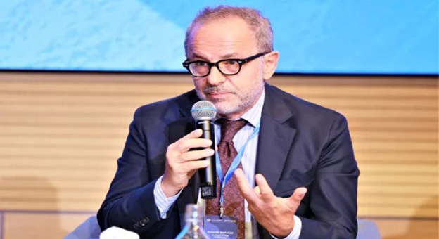 Par Chaîne AlArabTV Benguérir – Le Maroc est un partenaire privilégié pour l’Italie en matière des énergies renouvelables et de la transition énergétique, a affirmé, mercredi à Benguérir, l’ambassadeur d’Italie à Rabat, Armando Barucco. Dans une déclaration à la MAP en marge de la première édition de l’Africa Smart City Forum, organisé par l’Université Mohammed VI Polytechnique (UM6P), le diplomate italien a indiqué que le sujet de ce forum est “très important pour nous dans le cadre du plan Mattei que l’on vient de lancer à l’occasion du Sommet Italie-Afrique” et dans lequel le Maroc est l’un des partenaires privilégiés surtout en matière des énergies renouvelables et de la transition énergétique. “C’est un grand plaisir pour moi d’assister à cet évènement organisé par l’UM6P avec laquelle nous avons une collaboration établie”, a ajouté M. Barucco, mettant en avant le niveau élevé de la coopération entre les institutions universitaires marocaines et italiennes, avec plus de 150 accords bilatéraux. M. Barucco qui a fait part de sa volonté d’œuvrer davantage pour le renforcement du partenariat maroco-italien dans tous les domaines, s’est dit “heureux” de prendre part à ce Forum pour “apporter notre contribution, mais aussi pour explorer de nouveaux volets de coopération avec le Maroc, en particulier, et l’Afrique, en général”. Il a, par ailleurs, expliqué que les Smart Cities constituent l’une des clés du développement dans l’avenir, en particulier en Afrique, étant donné que le continent compte désormais des mégalopoles de plus de 10 millions d’habitants avec tout ce qui en découle en termes de contraintes émergentes liées à la gestion de ces villes et de leurs rapports avec le reste des territoires. Porté par l’’UM6P et coordonné par son école d’architecture, d’urbanisme et de design (SAP+D), ce forum organisé sous le thème “Smart City, vecteur de développement territorial durable”, entend examiner les voies permettant de se servir des ressources locales et des connaissances technologiques pour proposer des solutions novatrices de planification et de gestion territoriale. L’objectif étant d’orienter la croissance urbaine vers des villes africaines inclusives, résilientes et durables. Cet événement de trois jours (17-19 avril), qui rassemble chercheurs, universitaires et acteurs de divers domaines, dont l’urbanisme, l’innovation, l’éducation et la technologie, tend à décortiquer les défis urbains/territoriaux émergents en Afrique, à favoriser l’innovation parmi les citoyens, les chercheurs, les entrepreneurs et d’autres acteurs des secteurs public et privé, et à promouvoir l’échange d’expériences, de modèles et d’applications de solutions urbaines intelligentes expérimentées et adoptées dans différentes villes africaines. Avec MAP