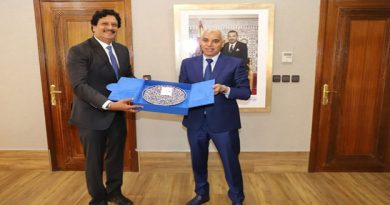 M. Ait Taleb s’entretient avec des responsables de l’Institut indien des sérums
