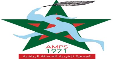 الرباط - موقع العرب - محمد بلغريب تنظم الجمعية المغربية للصحافة الرياضية العيد العاشر للصحفيين الرياضيين المغاربة، يوم الثلاثاء 14 ماي 2024 بقاعة المركز الثقافي الحي الحسني بالدار البيضاء، بداية من الساعة السادسة والنصف مساءا. ويأتي تنظيم هذا العيد الكبير للإعلاميين الرياضيين المغاربة ، سعيا منها إلى ترسيخ قيم التكريم والوفاء والتحفيز، التي قامت عليها منذ تأسيسها سنة 1971، وتحت شعار «الصحافة الرياضية.. دعامة أساسية لإنجاح الأحداث الرياضية الكبرى» وحسب بلاغ المكتب التنفيذي للجمعية المغربية للصحافة الرياضية ، توصلت "قناة العرب TV" بنسخة منه ، أنه من خلال إحتفالية كبرى دعي إليها طيف من فعاليات العائلة الرياضية والإعلامية الوطنية، سيتم تكريم بعض قامات الإعلام المغربي ، ممن أسهموا على مدار عقود من الزمن، وما زالوا يساهمون في إثراء وتخصيب الحركة الرياضية الوطنية، كل في مجال إختصاصه. وهكذا سيجرى تكريم الأستاذ العابد السودي القرشي أحد قيدومي الإعلام الرياضي المغربي الذي أمضى سنوات في تأثيث المشهد الإعلامي الإذاعي الوطني، واصفا ومعلقا بصدقية ومصداقية، والزميل محمد الروحلي أحد رموز الصحافة الرياضية المكتوبة، الذي ظل وفيا لصحيفة «بيان اليوم» ويشغل إلى اليوم عضوية المكتب التنفيذي للجمعية المغربية للصحافة الرياضية، والزميل بوبكر بنغبريط من الإذاعة الوطنية والتلفزة المغربية، والزميل خليل أبو شكري الذي أسس لحقبة غنية في تاريخ الإعلام الرياضي مشتغلا بوكالة المغرب العربي للأنباء، والزميل عبد السلام بيلالي الذي اشتغل لسنوات بالعديد من المنابر الإعلامية المغربية ، ومن بينها "Le Matin" و"Al Bayan"، والزميل محمد الصمدي إبن مدينة طنجة الذي عمل لسنوات طويلة، وما زال بالإذاعة الجهوية بطنجة والرئيس الحالي للمندوبية الجهوية للجمعية بمدينة طنجة، بالإضافة إلى مبدع الصورة الرياضية أحمد عقيل المعروف بـ"ماكاو" والذي أرخت كاميرته العديد من الأحداث الرياضية الوطنية، الإفريقية والدولية. و أوضح البلاغ ذاته أنه من أجل مواصلة لسنتها الحميدة، التي ترمي إلى تحفيز الصحفيين الرياضيين الشباب، سيتم تكريم كل من الزميل الإعلامي الشاب جمال واعلام من القناة الثانية، والصحفية الرياضية الشابة أميمة الرافعي من موقع "360". وكعادتها في مثل هذه المناسبات، تحتفي الأسرة الإعلامية الرياضية الوطنية بأيقونة ألعاب القوى المغربية والبطلة العالمية السابقة في مسافة 400 متر حواجز، نزهة بيدوان التي ترأس حاليا بكثير من الإقتدار الجامعة الملكية المغربية الرياضة للجميع . -الجمعية المغربية للصحافة الرياضية تمنح تذكار الإعتراف والتقدير للمسير المرجعي الحاج سعيد بلخياط الرئيس السابق للمغرب الفاسي، والعضو السابق للمكتب التنفيذي للكونفدرالية الإفريقية لكرة القدم، والمدير التنفيذي الحالي لمؤسسة محمد السادس للأبطال الرياضيين واحتفاء بالقامات التسييرية الكبيرة ستمنح الجمعية تذكار الإعتراف والتقدير للمسير المرجعي الحاج سعيد بلخياط الرئيس السابق للمغرب الفاسي، والعضو السابق للمكتب التنفيذي للكونفدرالية الإفريقية لكرة القدم، والمدير التنفيذي الحالي لمؤسسة محمد السادس للأبطال الرياضيين. ونظير ما حققه من إنجازات بوأت كرة القدم داخل القاعة الوطنية مركزا متقدما في التصنيف العالمي بعد التتويج باللقب الإفريقي الثالث تواليا، تحتفي الجمعية نيابة عن كل أطياف الإعلام الراضي الوطني بالخبير الدولي المغربي ومدرب المنتخب الوطني المغربي لكرة القدم داخل القاعة السيد هشام الدكيك، كما تهدي تذكارا تقديريا للاعبة المنتخب الوطني النسوي والجيش الملكي فاطمة الزهراء تكناوت التي بصمت على مسار كروي رائع توجته بألقاب قارية ووطنية مع نادي الجيش الملكي وحضور لافت في كأس العالم للسيدات. وأضاف البلاغ ذاته ، أنه وعلى هامش هذا العيد ستتخلل هذه الإحتفالية فقرات فنية وموسيقية بحضور ثلة من الفنانين المغاربة، من الأصدقاء الحميميين للإعلاميين الرياضيين المغاربة في عناق كبير بين الفن والإعلام.