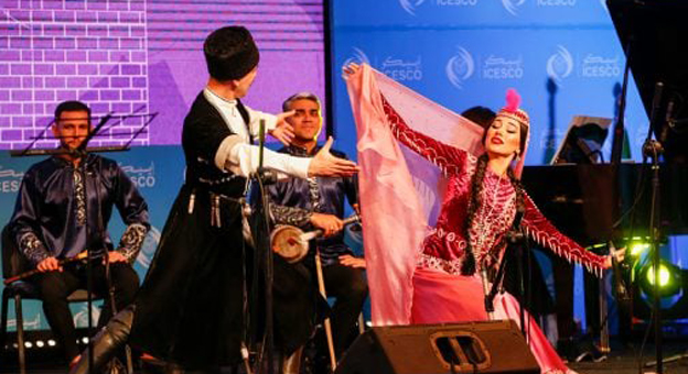 الإيسيسكو تستضيف أمسية فنية للاحتفاء بمدينة شوشا عاصمة للثقافة في العالم الإسلامي لسنة 2024 السبت, 8 يونيو, 2024 - 11:33 الرباط – استضافت منظمة العالم الإسلامي للتربية والعلوم والثقافة (إيسيسكو)، أمس الجمعة بمقرها في الرباط، أمسية ثقافية وفنية للاحتفاء بمدينة شوشا (على بعد 390 كلم من العاصمة الأذرية باكو)، عاصمة الثقافة في العالم الإسلامي لسنة 2024. وتندرج هذه الأمسية، التي عرفت حضور ثلة من الشخصيات البارزة من مختلف المشارب الثقافية والإعلامية والدبلوماسية، في إطار فعاليات “أيام شوشا” المنظمة من قبل وزارة الثقافة بجمهورية أذربيجان وسفارة أذربيجان بالمغرب. وفي كلمة بالمناسبة، قال المدير العام لمنظمة الإيسيسكو، سالم بن محمد المالك، إن “شوشا هذه السنة عاصمة للثقافة في العالم الإسلامي، وكذلك مراكش”، معربا عن شكره لصاحب الجلالة الملك محمد السادس على الاهتمام الذي يوليه لمنظمة الإيسيسكو ومبادراتها. وأبرز السيد المالك ثراء برنامج الإيسيسكو المخصص لعواصم الثقافة في العالم الإسلامي وإلى أهمية احتفاء المنظمة، داخل مقرها، بثقافة وفنون وآداب هذه المدن، مسلطا الضوء على مزايا المدينة الأذرية، المشهورة بفنها وتراثها وأساطيرها، وخاصة زهرة “خاري بلبل”؛ وهي تلك الزهرة الجميلة المتفردة، التي نتجت عن اندماج وردة وشوكة وبلبل مغرد، وتتخذ منها مدينة شوشا رمزا لها. من جانبه، أعرب الممثل الخاص لرئيس جمهورية أذربيجان في منطقة شوشا، أيدين كريموف، عن امتنانه لمنظمة الإيسيسكو ومديرها العام على إعلان مدينة شوشا “عاصمة للثقافة للعالم الإسلامي”، مشيرا إلى أن برنامج الاحتفاء يتضمن العديد من الأنشطة المميزة التي سيتم تنفيذها على مدار العام. وقال السيد كريموف “اليوم أردنا جلب روح شوشا وأطباقها إلى مقر الإيسيسكو بالمغرب”، لافتا إلى أن هذا الحدث هو مناسبة للتذكير بمدى أهمية “تطوير المدن التاريخية وإقامة الروابط بين مختلف الدول الأعضاء في المنظمة”. من جهته، أعرب كاظم سامادوف، سفير جمهورية أذربيجان لدى المغرب، عن امتنانه لمنظمة الإيسيسكو ولدولها الأعضاء على هذا الاعتراف الذي حظيت به مدينة شوشا، مستحضرا خطاب الرئيس الأذري، إلهام علييف، خلال إطلاق احتفالية شوشا عاصمة الثقافة في العالم الإسلامي، في 11 ماي 2024؛ حين قال إنه “من المشرف لنا الحصول على هذا اللقب، ونعتبره دليلا على الدعم والاحترام المتزايدين من العالم الإسلامي تجاه أذربيجان”. وأضاف أن هذا الحدث يهدف إلى تقديم الثقافة الموسيقية، والتقاليد، وفن الطهي الأذري للجمهور المغربي. وتواصلت فعاليات الأمسية بعرض شريط فيديو يسلط الضوء على أبرز المعالم في مدينة شوشا، ومشاهد من حفل إطلاق احتفالية شوشا عاصمة للثقافة بالعالم الإسلامي. وبالإضافة إلى تقديم أطباق من المطبخ الأذري، شهد الحفل تقديم أكثر من 20 فرقة فنية وموسيقية من شوشا وأذربيجان رقصات ومعزوفات وأغان تراثية تعرف بالتراث الثقافي الغني للمدينة، وتنظيم معرض للصور يعرض إنجازات أذربيجان في إعادة إعمار مدينة شوشا.