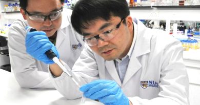 الرباط - العرب المغربية ابتكر علماء صينيون من جامعة هونغ كونغ دواء لعلاج سرطان البلعوم الأنفي، يدفع خلايا السرطان إلى تدمير نفسها بشكل ذاتي. وفي هذا الصدد، كشف المكتب الإعلامي للجامعة، استنادا لهؤلاء العلماء، أن سرطان البلعوم الأنفي هو نوع من السرطان يرتبط ارتباطا وثيقا بعدوى فيروس “إبشتاين بار” (EBV). وأوضح المكتب الإعلامي، في بيان، أن “علماء كلية الطب بجامعة هونغ كونغ الصينية درسوا إمكانات فيروس ‘ إبشتاين بار ‘ كهدف علاجي ونجحوا في ابتكار عقار أساسه الحمض النووي الريبوزي المرسال، الذي يستهدف الخلايا السرطانية في البلعوم الأنفي التي تحمل الفيروس”. وتجدر الإشارة إلى أن علماء الجامعة ابتكروا، بالتعاون مع مختبر جاكسون في الولايات المتحدة، هذا الدواء الذي أطلقوا عليه اسم “آلية انتحارية” لتدمير الخلايا السرطانية في البلعوم الأنفي. وبحسب الجامعة، فقد أظهر اختبار الدواء على الفئران “نتائج واعدة”، مشيرة إلى أنه يمكن استخدامه في علاج أنواع أخرى من السرطانات المرتبطة بفيروس “إبشتاين بار”.