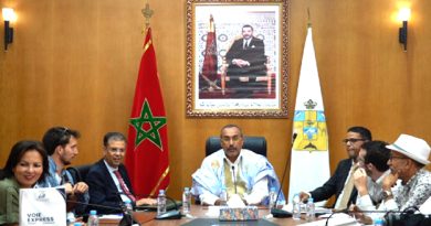 وفد من مراسلي المنابر الإعلامية الأجنبية المعتمدة بالمغرب يزور مدينة الداخلة