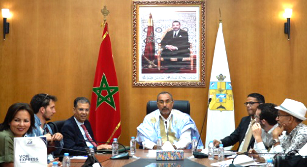 وفد من مراسلي المنابر الإعلامية الأجنبية المعتمدة بالمغرب يزور مدينة الداخلة