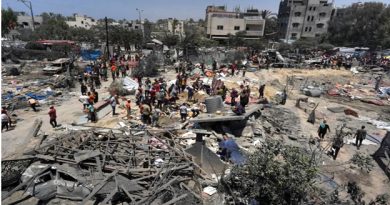 Par AlArabTV Le Hamas a décidé l’arrêt des négociations sur un cessez-le-feu dans la bande de Gaza au lendemain d’une frappe israélienne ayant visé son chef militaire, qui « va bien », ont annoncé dimanche à l’AFP deux hauts responsables du mouvement islamiste palestinien. Cette annonce intervient après que, selon le Hamas, des frappes israéliennes ont tué samedi 92 Palestiniens dans le camp de déplacés d’al-Mawasi, dans le sud du territoire, près de Khan Younès, et selon la défense civile fait 20 morts dans le camp de réfugiés d’Al-Chati à Gaza-ville (nord). De son côté, Israël a indiqué avoir visé dans le secteur de Khan Younès deux hauts dirigeants du Hamas, Mohammed Deif et Rafa Salama, respectivement chef de la branche armée et commandant à Khan Younès du Hamas, présentés comme « deux cerveaux du massacre du 7 octobre », date de l’attaque du mouvement islamiste en Israël qui a déclenché la guerre à Gaza. « La frappe a été menée dans une zone clôturée gérée par le Hamas où, selon nos informations » ne se trouvait « aucun civil », a affirmé de son côté L’armée israélienne, estimant que « la plupart des victimes étaient des terroristes ». Dimanche, un haut responsable du Hamas a fait part à l’AFP de la décision du mouvement d’arrêter les négociations en vue d’un cessez-le-feu, dénonçant le « manque de sérieux » et les « massacres » israéliens « contre des civils non-armés ». « Le chef du bureau politique du Hamas, Ismaïl Haniyeh, a informé lors d’une série d’appels les médiateurs et des intervenants régionaux »,de cette décision, a-t-il ajouté. Un autre haut responsable du mouvement palestinien a annoncé que son chef militaire, Mohammed Deif, était en vie: il « va bien et supervise directement les opérations des brigades al-Qassam (la branche armée du Hamas, NDLR) et de la résistance », a-t-il dit sous le couvert de l’anonymat. Vendredi soir, le Premier ministre israélien, Benjamin Netanyahu, avait annoncé qu’il n’y avait « pas de certitude » que Mohammed Deif et Rafa Salama aient été « éliminés ». La guerre a éclaté le 7 octobre après l’attaque sans précédent du Hamas dans le sud d’Israël, qui a entraîné la mort de 1.195 personnes, en majorité des civils, selon un décompte de l’AFP établi à partir de données officielles israéliennes. Sur 251 personnes alors enlevées, 116 sont toujours retenues à Gaza dont 42 sont mortes, selon l’armée. En riposte, Israël a juré de détruire le Hamas, au pouvoir depuis 2007 dans la bande de Gaza, et lancé une offensive qui a fait jusqu’à présent 38.443 morts, en majorité des civils, d’après des données du ministère de la Santé du gouvernement de Gaza, dirigé par le Hamas. La frappe attribuée par le Hamas à Israël dans le camp d’al-Mawasi constitue l’une des plus meurtrières depuis le début de la guerre. Le Hamas a dénoncé un « effroyable massacre ». Indépendamment de son issue, l’opération de samedi envoie « un message de dissuasion » aux ennemis d’Israël et contribue à affaiblir le Hamas, a pour sa part affirmé M. Netanyahu. L’insaisissable Mohammed Deif est celui qui avait annoncé dans un enregistrement diffusé par le Hamas, le matin du 7 octobre, le début de l’opération « Déluge d’Al-Aqsa ». Parmi les hommes les plus recherchés par Israël depuis de nombreuses années, il avait échappé, avant la frappe de samedi, à au moins six tentatives d’élimination. A Gaza-ville, où l’armée israélienne opère depuis plusieurs semaines, la Défense civile palestinienne a aussi fait état de 20 morts samedi dans une frappe sur le camp de réfugiés d’al-Chati. L’armée israélienne n’a pas commenté ces informations. Après des mois d’appels internationaux pour un cessez-le-feu, l’arrêt mis par le Hamas aux négociations porte un coup dur aux efforts des médiateurs – Qatar, Egypte et Etats-Unis – pour décrocher une trêve dans le territoire assiégé, où la situation humanitaire est épouvantable. Le marathon diplomatique venait d’être relancé après une concession la semaine dernière du Hamas, qui avait accepté de négocier sur la libération d’otages et de Palestiniens détenus par Israël en l’absence d’un cessez-le-feu permanent avec Israël. Samedi soir, le chef politique du Hamas, Ismaïl Haniyeh, a accusé M. Netanyahu de chercher à bloquer un cessez-le-feu par des « massacres odieux », selon un communiqué du mouvement islamiste. « La position israélienne (…) consiste à placer des obstacles qui empêchent de parvenir à un accord », a dénoncé M. Haniyeh, mettant en avant à l’inverse « une réponse positive et responsable » du Hamas aux efforts des médiateurs. M. Netanyahu a toujours affirmé vouloir poursuivre la guerre jusqu’à la destruction du Hamas, classé organisation terroriste par Israël, les Etats-Unis et l’Union européenne, et la libération de tous les otages. En Syrie par ailleurs, l’agence de presse officielle Sana a fait état dimanche d’un soldat tué et de trois autres blessés dans des frappes israéliennes, qui ont visé selon l’armée israélienne un centre de commandement militaire syrien, des infrastructures et des cibles de l’unité de défense aérienne de l’armée syrienne. Avec AFP