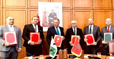 Par AlArabTV - Avec MAP Le ministre délégué auprès de la ministre de l’Economie et des Finances, chargé du budget, Fouzi Lekjaa, et le responsable-pays de la Banque africaine de développement (BAD) pour le Maroc, Achraf Tarsim, ont signé, mercredi à Rabat, quatre accords de financement d’un total de plus de 600 millions d’euros – M€ (soit environ plus de 6,45 milliards de dirhams – MMDH). Ces accords portent sur le financement du programme d’appui à la transformation pour une université marocaine digitale, entrepreneuriale et inclusive (120 M€, soit environ 1,28 MMDH), du programme axé sur les résultats pour l’amélioration de la compétitivité territoriale au Maroc (200,31 M€, environ 2,143 MMDH), du programme d’appui au développement inclusif et durable des zones forestières (84 M€, soit près de 898 millions de dirhams) et du projet autoroutier Guercif – Nador (200 M€, environ 2,14 MMDH). La cérémonie de signature de ces accords s’est déroulée en présence du ministre de l’Enseignement supérieur, de la Recherche scientifique et de l’Innovation, Abdellatif Miraoui, du ministre de l’Équipement et de l’Eau, Nizar Baraka, du ministre de l’Industrie et du Commerce, Ryad Mezzour, du ministre délégué auprès du Chef du gouvernement, chargé de l’Investissement, de la Convergence et de l’Évaluation des politiques publiques, Mohcine Jazouli et du directeur général de l’Agence nationale des eaux et forêts (ANEF), Abderrahim Houmy. A cette occasion, M. Lekjaa a souligné l’importance de ces accords de financements qui suivent une approche participative et intégrée, englobant la formation, le financement de projets à dimension industrielle et promettant des perspectives d’emploi, les infrastructures et leur renforcement, ainsi que les projets liés au domaine forestier et à l’exploitation de ses capacités pour préserver les équilibres environnementaux. En outre, le ministre s’est félicité du niveau et de la qualité des relations entre le Maroc et la BAD, mettant l’accent sur l’appui de la Banque au Royaume dans le cadre de la mise en œuvre des réformes structurelles essentielles et des assistances techniques dans différents domaines. De son côté, M. Tarsim a indiqué que ces projets structurants et complémentaires reflètent l’excellente relation qui lie la BAD avec son premier partenaire en Afrique, le Maroc. Ces accords, a-t-il poursuivi, concernent un projet lié à la transformation de l’université marocaine pour qu’elle puisse être plus entrepreneuriale, plus digitale et plus inclusive, ainsi qu’un projet relatif au renforcement de la compétitivité des territoires marocains pour attirer davantage d’investisseurs et créer de nouvelles opportunités économiques. Pour M. Tarsim, le troisième projet vient compléter cette offre avec une meilleure connectivité pour lier le nouveau port Nador West Med au réseau autoroutier du Maroc, pour que les investisseurs qui s’installent puissent bénéficier de cette offre complémentaire et accroître leur compétitivité. Quant au 4ème projet, il permettra notamment de renforcer les chaînes de valeurs forestières, d’introduire l’entrepreneuriat au niveau de ces zones et de renforcer la capacité en termes de séquestration de carbone. L’objectif du programme d’appui à la transformation pour une université marocaine digitale, entrepreneuriale et inclusive est de contribuer à l’amélioration de la qualité du capital humain et à l’autonomisation des jeunes, à travers un accès inclusif à un enseignement supérieur d’excellence, innovant et en synergie avec l’écosystème territorial. Le programme axé sur les résultats pour l’amélioration de la compétitivité territoriale au Maroc vise, quant à lui, à contribuer à l’amélioration de la compétitivité territoriale afin d’attirer les investisseurs, créer des emplois et améliorer l’inclusion socio-économique. Pour le programme d’appui au développement inclusif et durable des zones forestières, il a pour objectif de contribuer au développement des filières forestières clés, d’organiser les interprofessions, de promouvoir l’entreprenariat forestier et aquacole féminin et des jeunes, en plus de développer l’Ecotourisme, promouvoir les partenariats public-privé (PPP) et la coopération sud-sud et appuyer la transformation digitale du secteur forestier. Quant au projet autoroutier Guercif – Nador, il porte sur la contribution au renforcement des infrastructures de transport de la région de l’oriental et la promotion de l’économie de cette région en assurant une desserte avec une liaison routière de grande capacité qui s’imbrique dans le réseau autoroutier national. Ainsi, le complexe portuaire de Nador West Med et la zone d’activités y associée, seront desservis par ce projet autoroutier qui permettra d’améliorer notablement la rentabilité dudit complexe portuaire et de faciliter son exploitation.