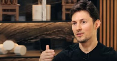 Par AlArabTV - Avec MAP Pavel Durov, fondateur de la messagerie cryptée Telegram, a été arrêté, ce samedi 24 août à l’aéroport de Paris-Le Bourget, alors qu’il venait d’y atterrir en provenance de l’Azerbaïdjan. Âgé de 39 ans, Durov était recherché en France, où il faisait l’objet d’un mandat d’arrêt pour divers délits, révèle TF1 info. Accompagné de son garde du corps et de son assistante qui le suivent en permanence, le milliardaire franco-russe de 39 ans a été interpellé dans l’aérogare du Bourget entre 19H30 et 20H00 (entre 17H30 et 18H00 GMT), a précisé l’AFP. Les autorités françaises reprochent au Franco-Russe de ne pas avoir modéré Telegram de manière adéquate, permettant ainsi à des criminels d’utiliser la plateforme pour des activités telles que le trafic de drogue, les infractions pédocriminelles, l’escroquerie et le blanchiment d’argent. La plateforme, connue pour ses communications sécurisées, est accusée de faciliter ces activités en raison de son manque de coopération avec les autorités. Le mandat d’arrêt n’a été activé que lors de sa présence en France. Durov, qui évite généralement les voyages en Europe, a été placé en garde à vue et pourrait faire face à plusieurs accusations. Cette arrestation s’inscrit, selon les médias français, dans les efforts des autorités françaises pour renforcer la régulation des plateformes de messagerie sécurisée et lutter contre la cybercriminalité.