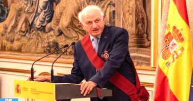 إسبانيا : أندري أزولاي يتسلم وسام الصليب الأكبر لألفونسو العاشر الحكيم من يد السيد ألباريس