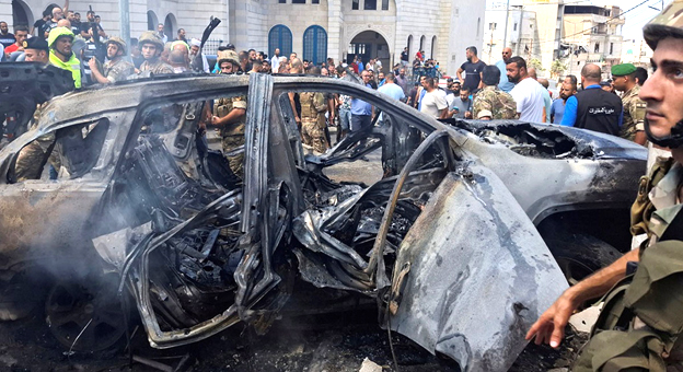 Par AlArabTV - Avec AFP Israël a annoncé mercredi avoir tué dans une frappe aérienne un responsable de la branche armée du Fatah palestinien, qu’elle a accusé d’avoir orchestré des attaques en Cisjordanie. Le Fatah du président de l’Autorité palestinienne Mahmoud Abbas et rival du Hamas au pouvoir dans la bande de Gaza a estimé qu’Israël cherchait à « embraser la région ». C’est la première fois en un peu plus de dix mois d’échanges de tirs transfrontaliers entre le mouvement islamiste libanais Hezbollah et Israël depuis le début de la guerre à Gaza qu’un responsable du Fatah au Liban est ainsi tué. Khalil Maqdah a été tué dans une frappe contre son véhicule alors qu’il circulait près des camps palestiniens jouxtant Saïda, principale ville du sud du Liban, selon le Fatah et une source de sécurité libanaise. L’armée israélienne a déclaré qu’un de ses avions « avait frappé le terroriste Khalil Hussein Khalil Al-Maqdah » dans la région de Saïda. Elle accuse Maqdah et son frère, Mounir Maqdah, haut responsable du Fatah au Liban, « d’agir pour le compte des Gardiens de la révolution iraniens », l’armée idéologique de la République islamique d’Iran, et d’être « impliqués dans l’organisation d’attaques terroristes » et le « trafic d’armes » vers la Cisjordanie occupée. La branche militaire du Fatah a dénoncé dans un communiqué le « lâche assassinat » de Khalil Maqdah, qui jouait un « rôle central » en soutenant « le peuple palestinien et à sa résistance » dans la guerre en cours contre Israël à Gaza. Les brigades ont également salué son « rôle majeur dans le soutien aux cellules de la résistance » contre Israël « durant de nombreuses années en Cisjordanie ». Cet « assassinat » est « une preuve supplémentaire qu’Israël veut embraser la région et la plonger dans une large guerre », a déclaré un membre du Comité central du Fatah à Ramallah, siège de l’Autorité palestinienne en Cisjordanie occupée. « Les forces d’occupation utilisent le sang palestinien (…) pour jeter de l’huile sur le feu de la guerre » dans la bande de Gaza, a accusé encore à l’AFP Toufiq Tirawy. A l’annonce de la mort de Maqdah, des dizaines de combattants du Fatah se sont rassemblés dans le camp de Aïn el-Heloué près de Saïda, tirant en l’air en signe de colère, selon un correspondant de l’AFP. Depuis le début de la guerre entre Israël et le mouvement islamiste palestinien Hamas dans la bande de Gaza le 7 octobre, jour de l’attaque sans précédent du Hamas sur le sol israélien, les violences ont flambé en Cisjordanie, territoire palestinien occupé par Israël depuis 1967 et administré par l’Autorité palestinienne de Mahmoud Abbas. Au moins 635 Palestiniens y ont été tués par l’armée israélienne ou des colons, selon un décompte de l’AFP d’après des données officielles palestiniennes, et au moins 19 Israéliens, soldats ou civils, dans des attaques palestiniennes ou durant des opérations de l’armée en zone autonome palestinienne, selon les données officielles israéliennes. Depuis le début de la guerre dans la bande de Gaza, le Hezbollah libanais et ses alliés revendiquent des attaques contre Israël depuis le sud du Liban, en soutien au Hamas, mais le Fatah n’a pas annoncé prendre part aux violences. L’armée israélienne mène de son côté des raids en profondeur au Liban et en ciblant des responsables du Hezbollah et de ses alliés libanais et palestiniens. Ces violences ont fait au moins 593 morts au Liban, majoritairement des combattants du Hezbollah mais également au moins 130 civils, selon un décompte de l’AFP. En Israël et sur le plateau du Golan syrien occupé, 23 militaires et 26 civils ont été tués, selon les autorités israéliennes.