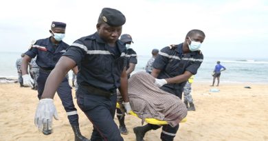 رويترز : البحرية السنغالية تعثر على 30 جثة متحللة في قارب قبالة سواحل دكار